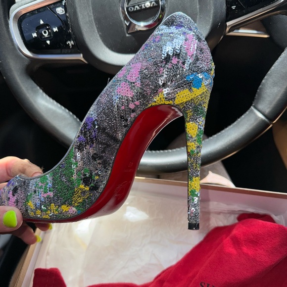 Christian Louboutin - Picture 9 of 9